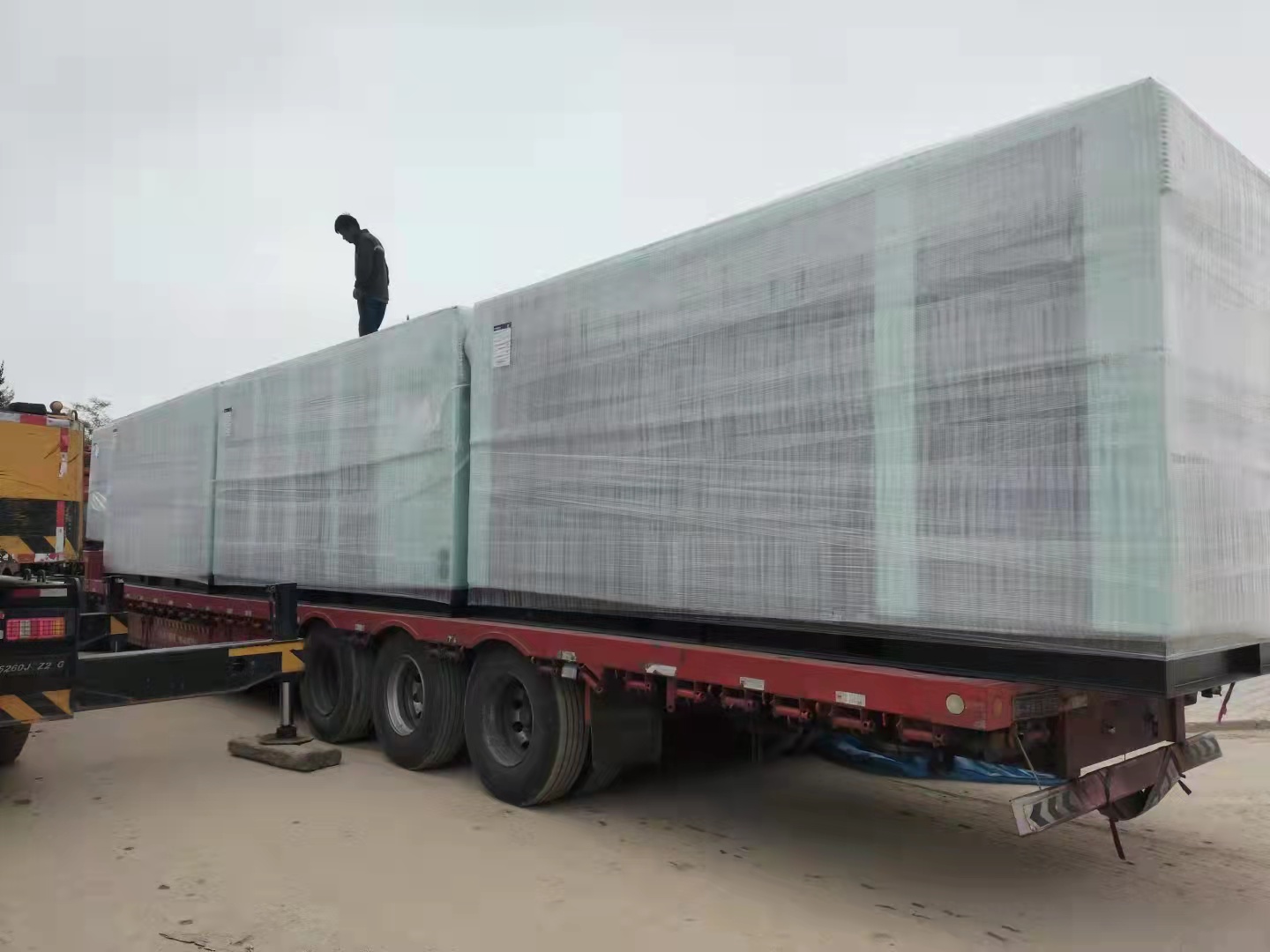 漢鐘(zhong)節能雙級永磁(ci)空壓機到達大(da)型生物化工企(qǐ)業項目現場