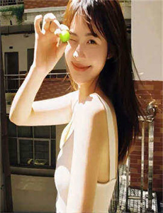 《脱了美女内衣床上视频-rb美女》
